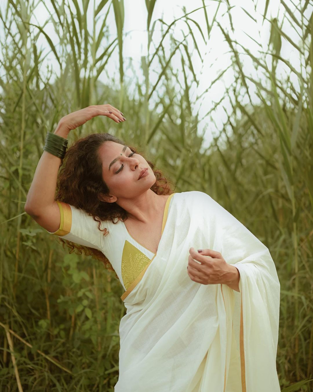 ഡെഡ്‌ലി കോമ്പിനേഷന്‍; എല്ലാവരും ഒന്ന് അങ്ങോട്ട് മാറിക്കോളി, ഇത് വേറെ ലെവലാണ്, പൂര്‍ണിമയുടെ പുതിയ ലുക്ക് വൈറല്‍