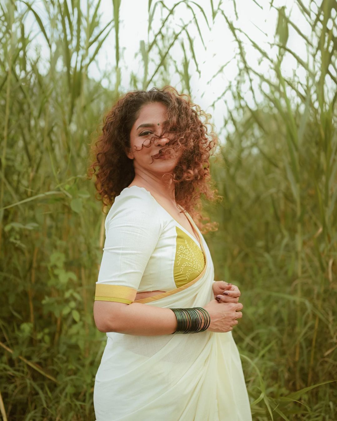 ഡെഡ്‌ലി കോമ്പിനേഷന്‍; എല്ലാവരും ഒന്ന് അങ്ങോട്ട് മാറിക്കോളി, ഇത് വേറെ ലെവലാണ്, പൂര്‍ണിമയുടെ പുതിയ ലുക്ക് വൈറല്‍