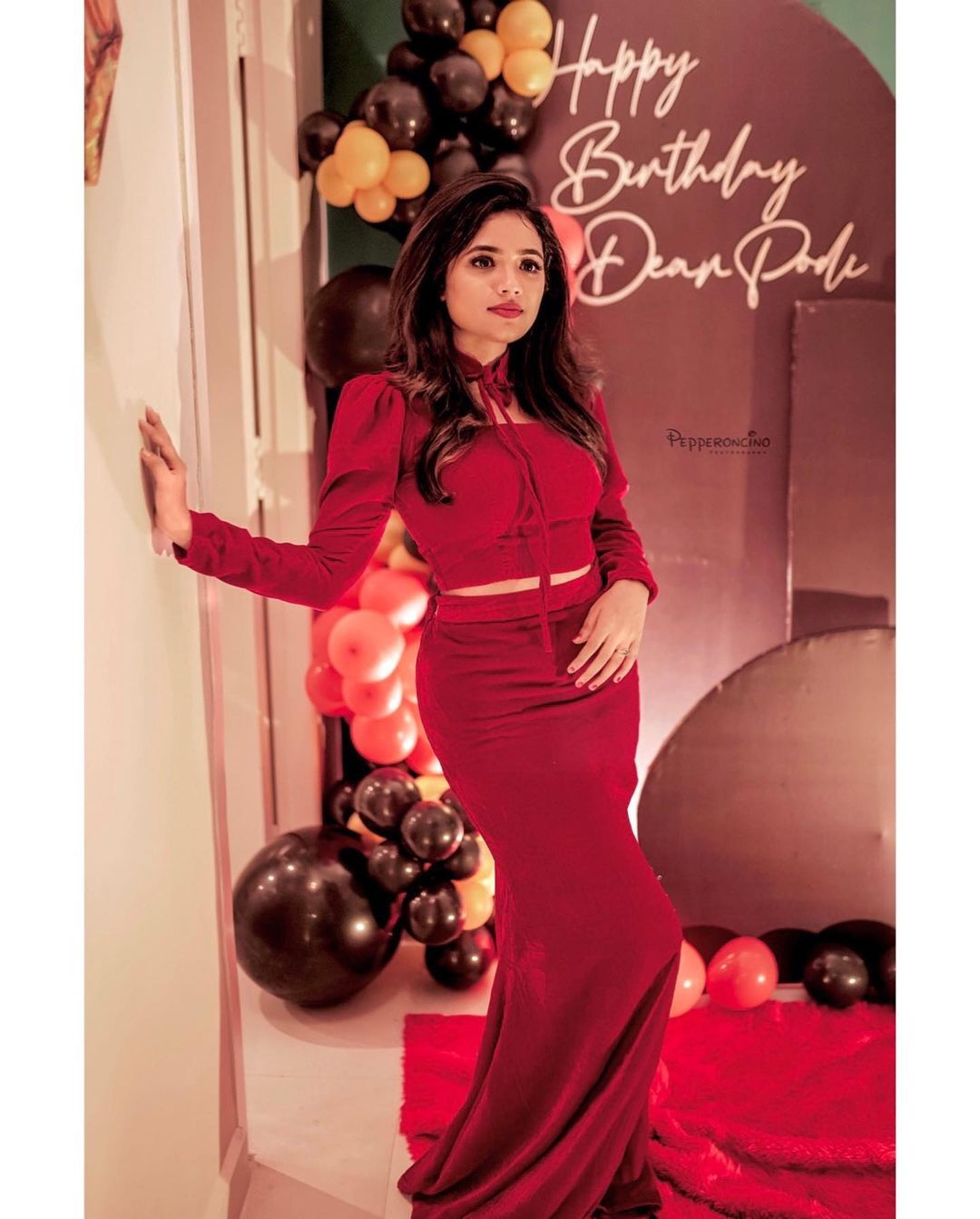 ഈ കൊച്ചിന് ഇത് എന്നാ സൗന്ദര്യമാന്നേ...സാരിയില്‍ നാണത്തോടെ ആരതി പൊടി..