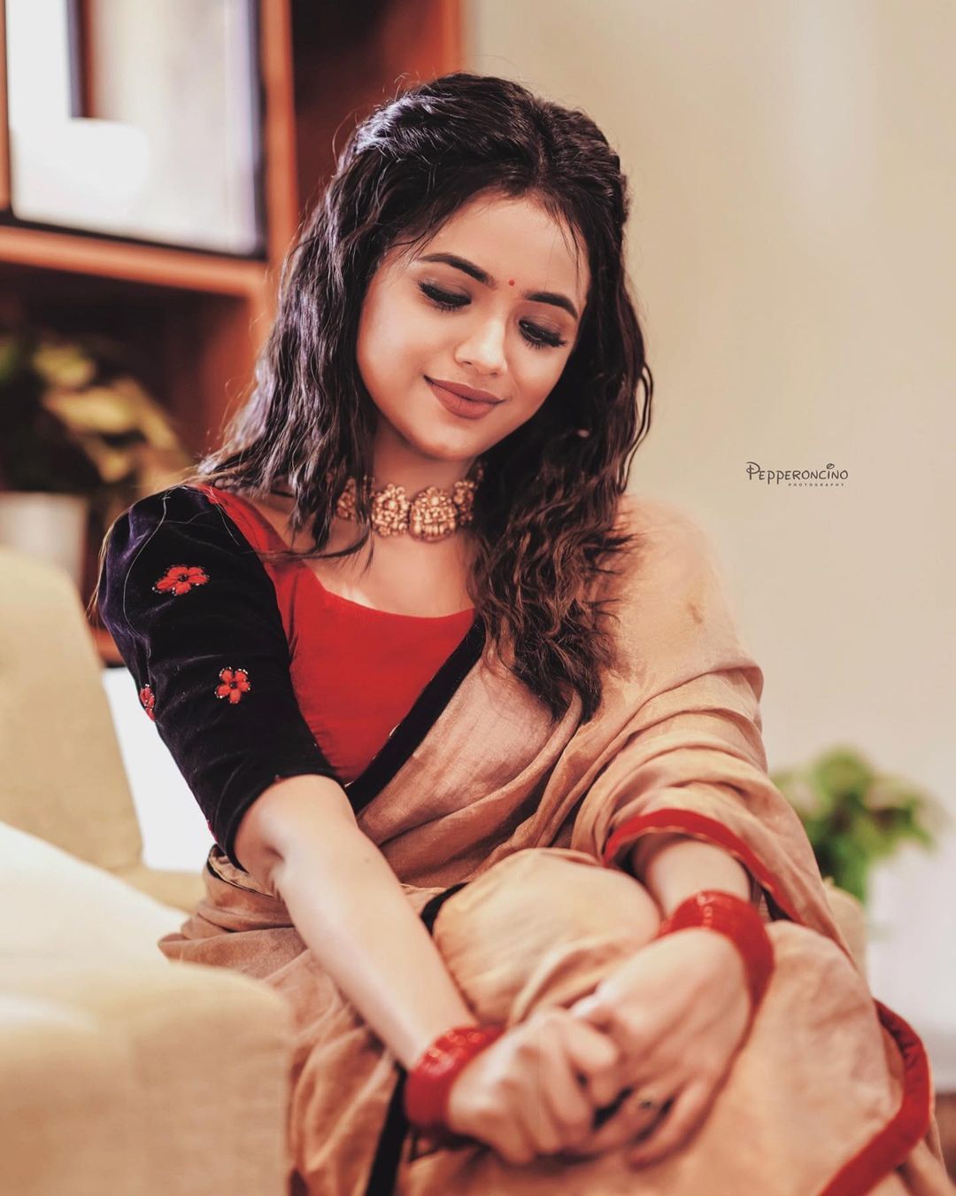 ഈ കൊച്ചിന് ഇത് എന്നാ സൗന്ദര്യമാന്നേ...സാരിയില്‍ നാണത്തോടെ ആരതി പൊടി..