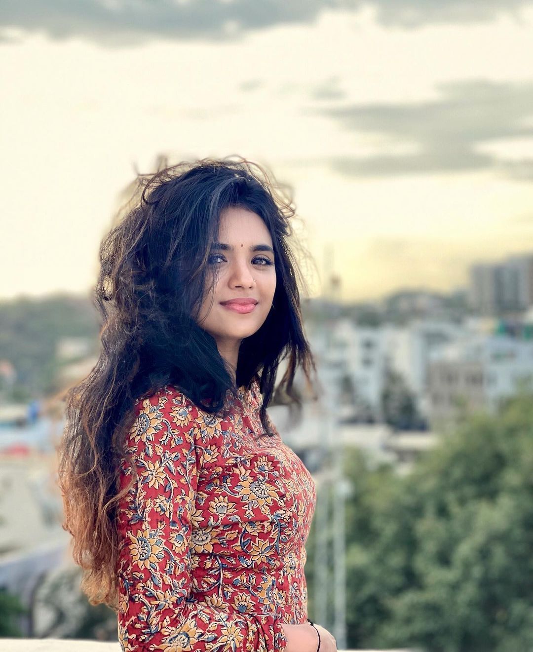 ഈ കൊച്ചിന് ഇത് എന്നാ സൗന്ദര്യമാന്നേ...സാരിയില്‍ നാണത്തോടെ ആരതി പൊടി..