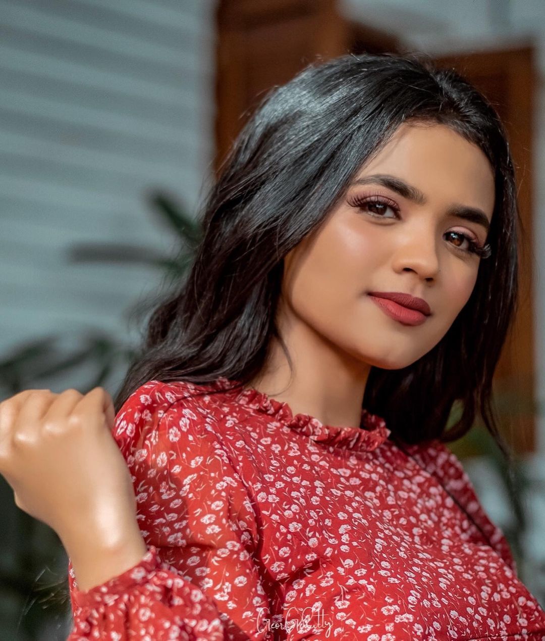 ഈ കൊച്ചിന് ഇത് എന്നാ സൗന്ദര്യമാന്നേ...സാരിയില്‍ നാണത്തോടെ ആരതി പൊടി..