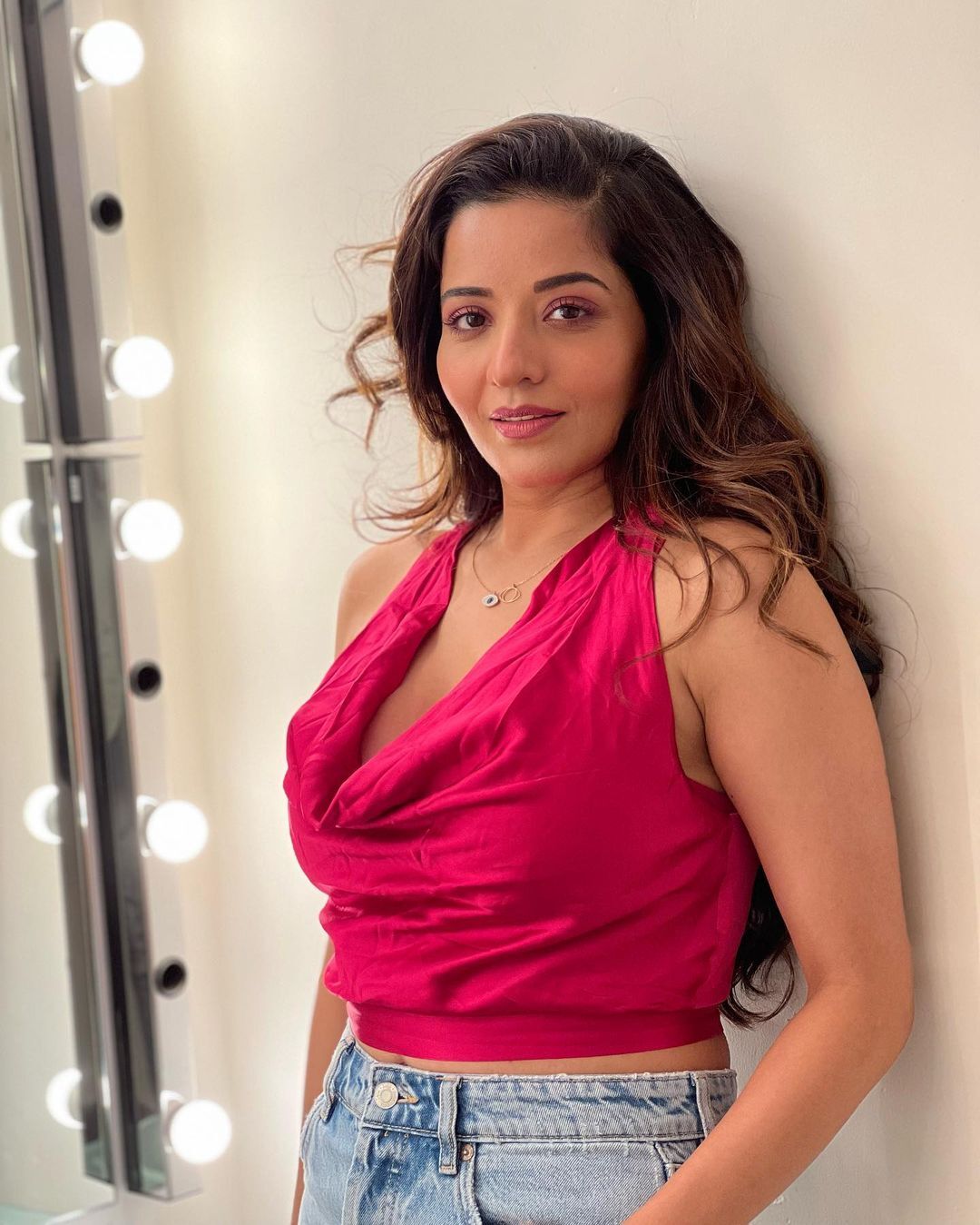 क्रॉप टॉप पहने एक्ट्रेस मोनालिसा ने दिखाईं Sexy अदाएं, तस्वीरों ने गिराईं सोशल मीडिया पर हुस्न की बिजलियां