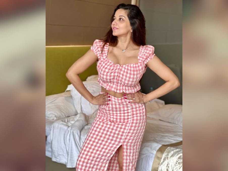 क्रॉप टॉप पहने एक्ट्रेस मोनालिसा ने दिखाईं Sexy अदाएं, तस्वीरों ने गिराईं सोशल मीडिया पर हुस्न की बिजलियां