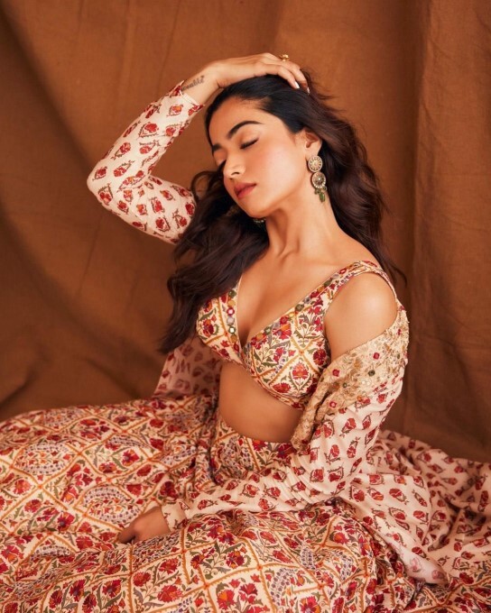 rashmika mandanna orange dress Rashmika Mandanna Lights Up in Orange Elegance! Dressed in a gorgeous 89,900 Lajjoo ensemble, Rashmika brings royal vibes to her movie promotions. How much do you love this look? Ethnic wear, traditional