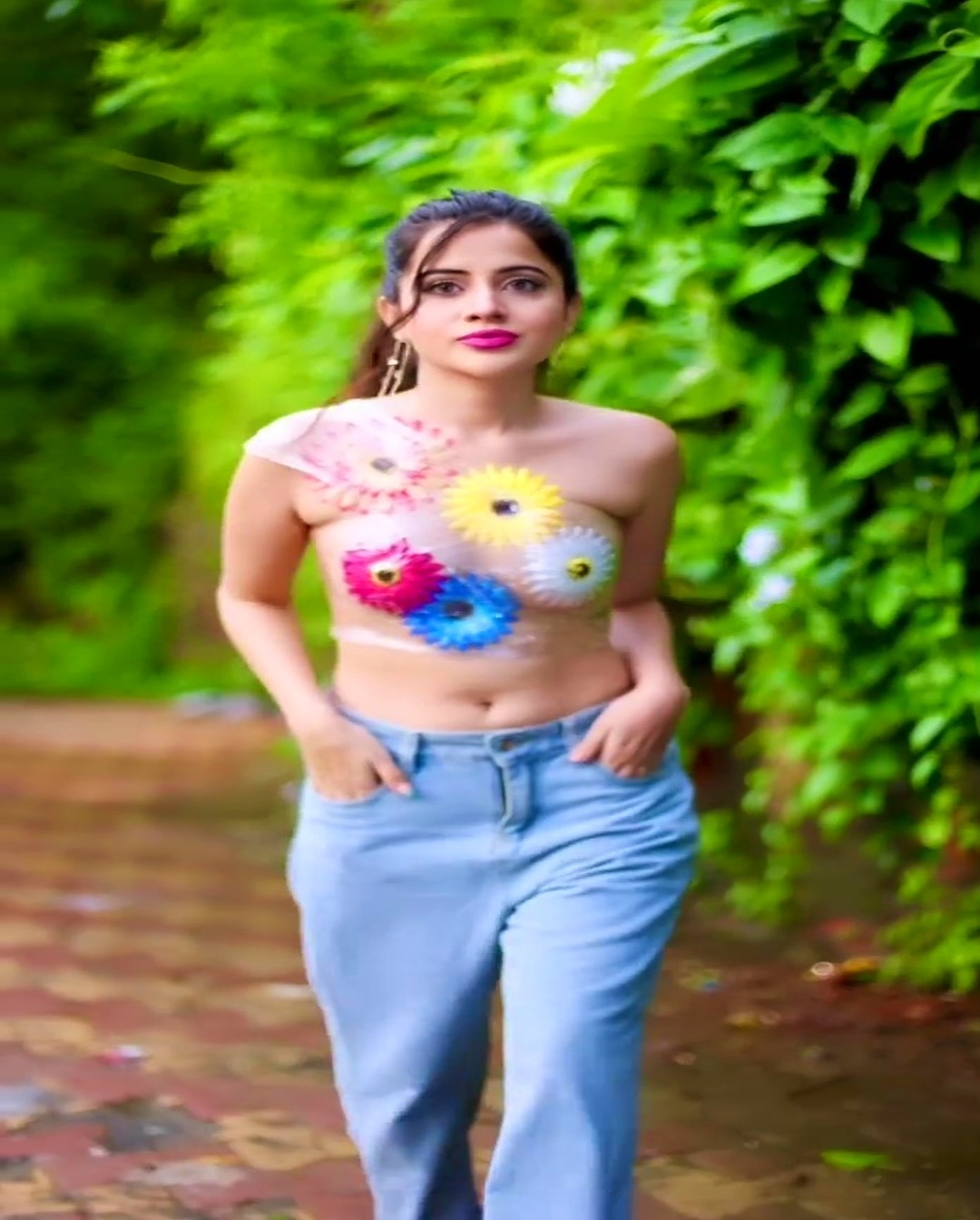 Urfi Javed ने ट्रांसपेरेंट प्लास्टिक और फूलों में दिखाई अपनी हॉटनेस, फैंस बोले- फूल की भी क्या जरूरत थी