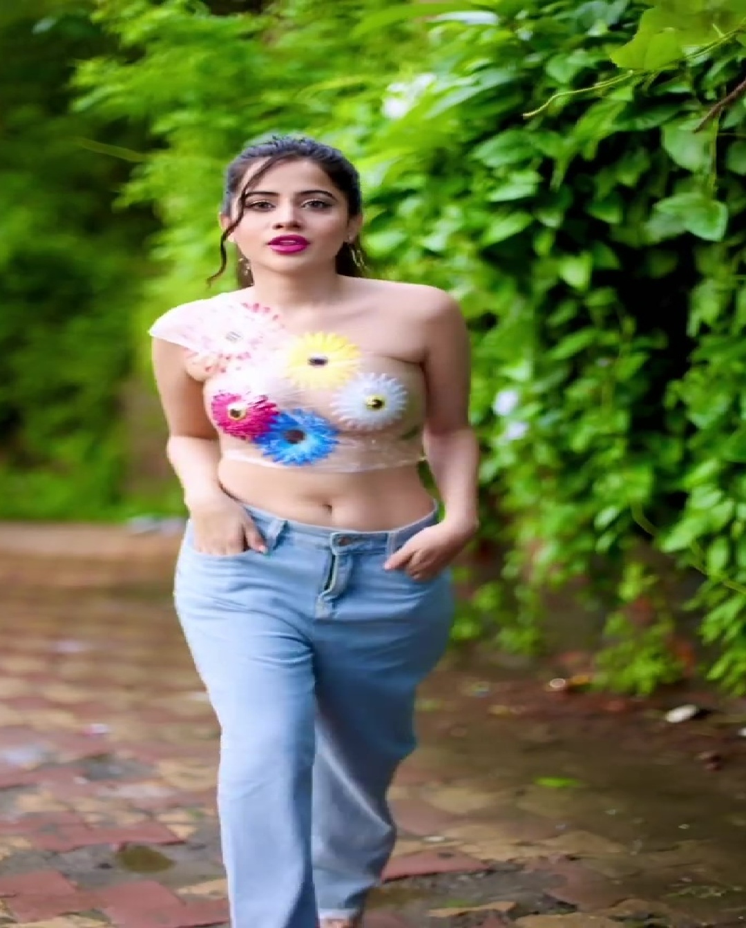 Urfi Javed ने ट्रांसपेरेंट प्लास्टिक और फूलों में दिखाई अपनी हॉटनेस, फैंस बोले- फूल की भी क्या जरूरत थी