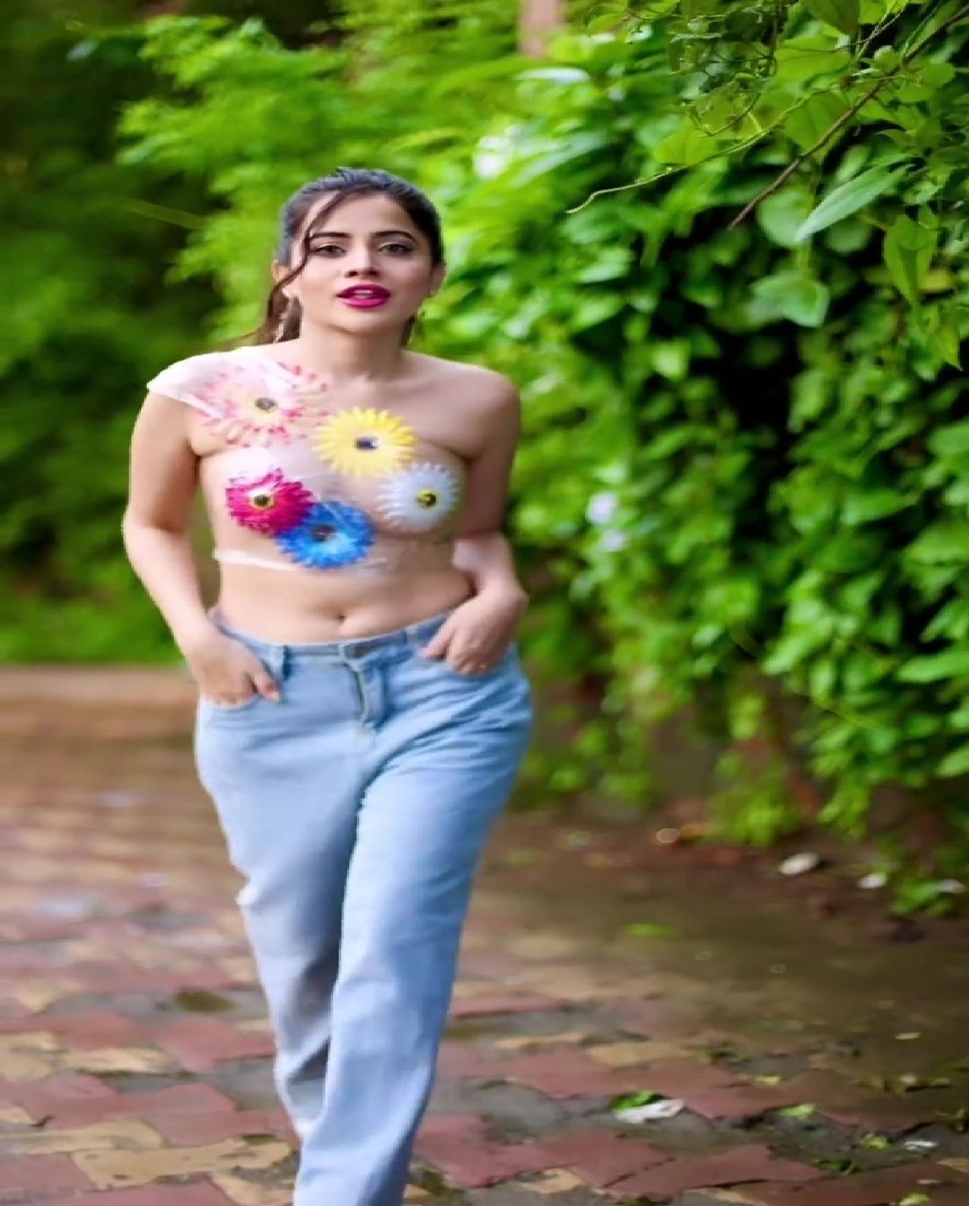 Urfi Javed ने ट्रांसपेरेंट प्लास्टिक और फूलों में दिखाई अपनी हॉटनेस, फैंस बोले- फूल की भी क्या जरूरत थी