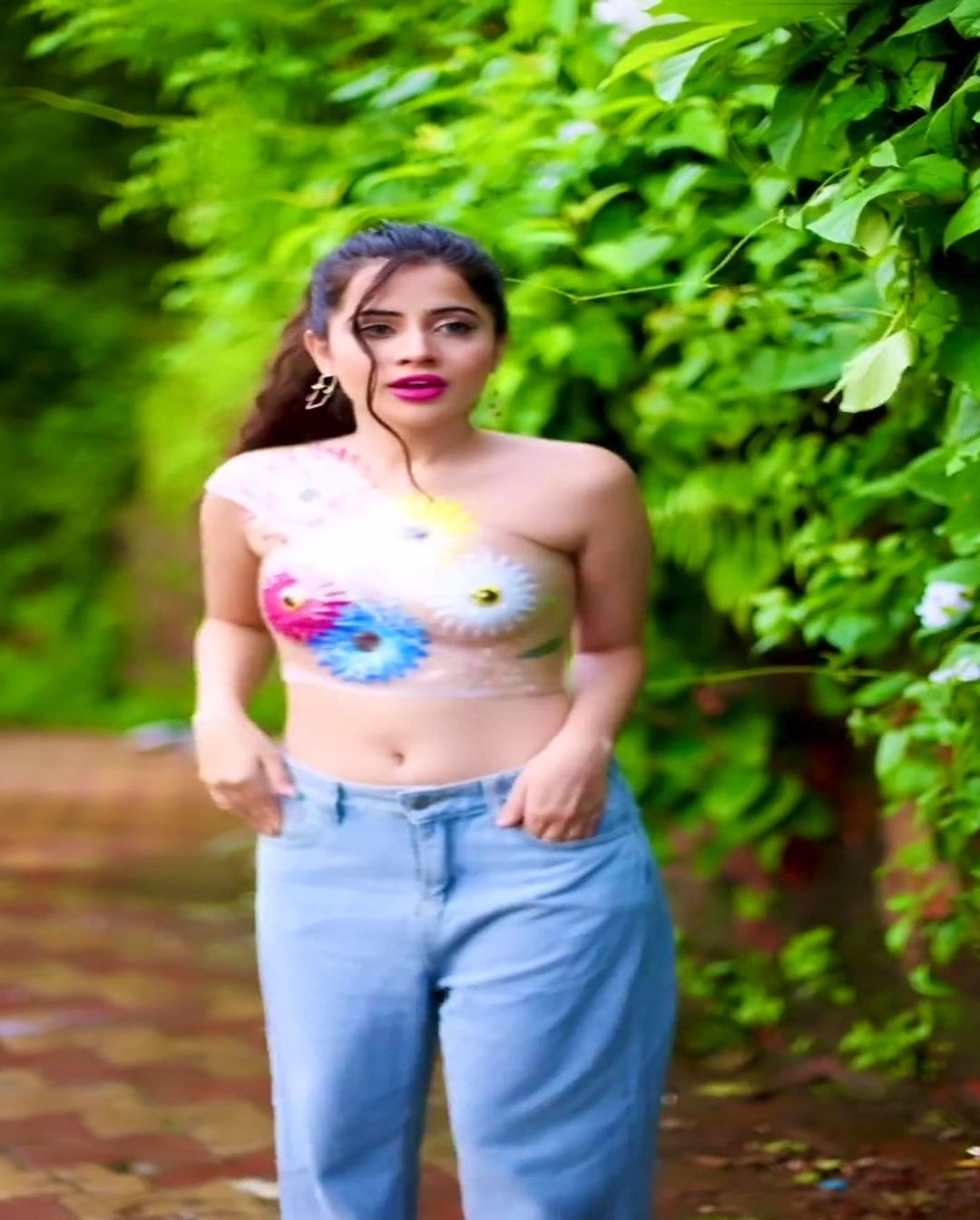 Urfi Javed ने ट्रांसपेरेंट प्लास्टिक और फूलों में दिखाई अपनी हॉटनेस, फैंस बोले- फूल की भी क्या जरूरत थी