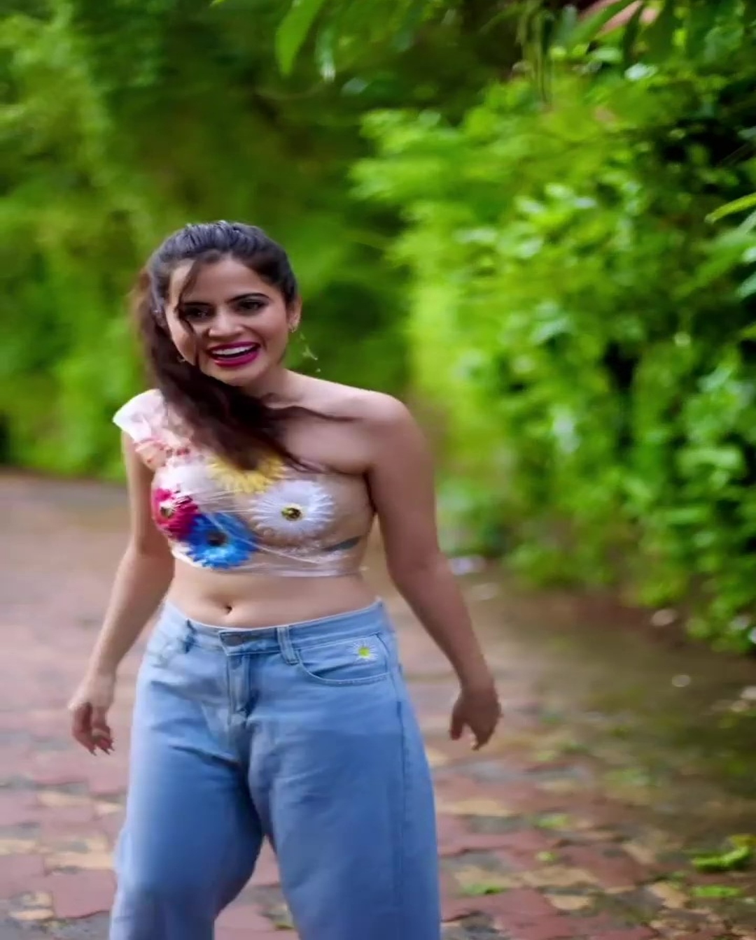 Urfi Javed ने ट्रांसपेरेंट प्लास्टिक और फूलों में दिखाई अपनी हॉटनेस, फैंस बोले- फूल की भी क्या जरूरत थी