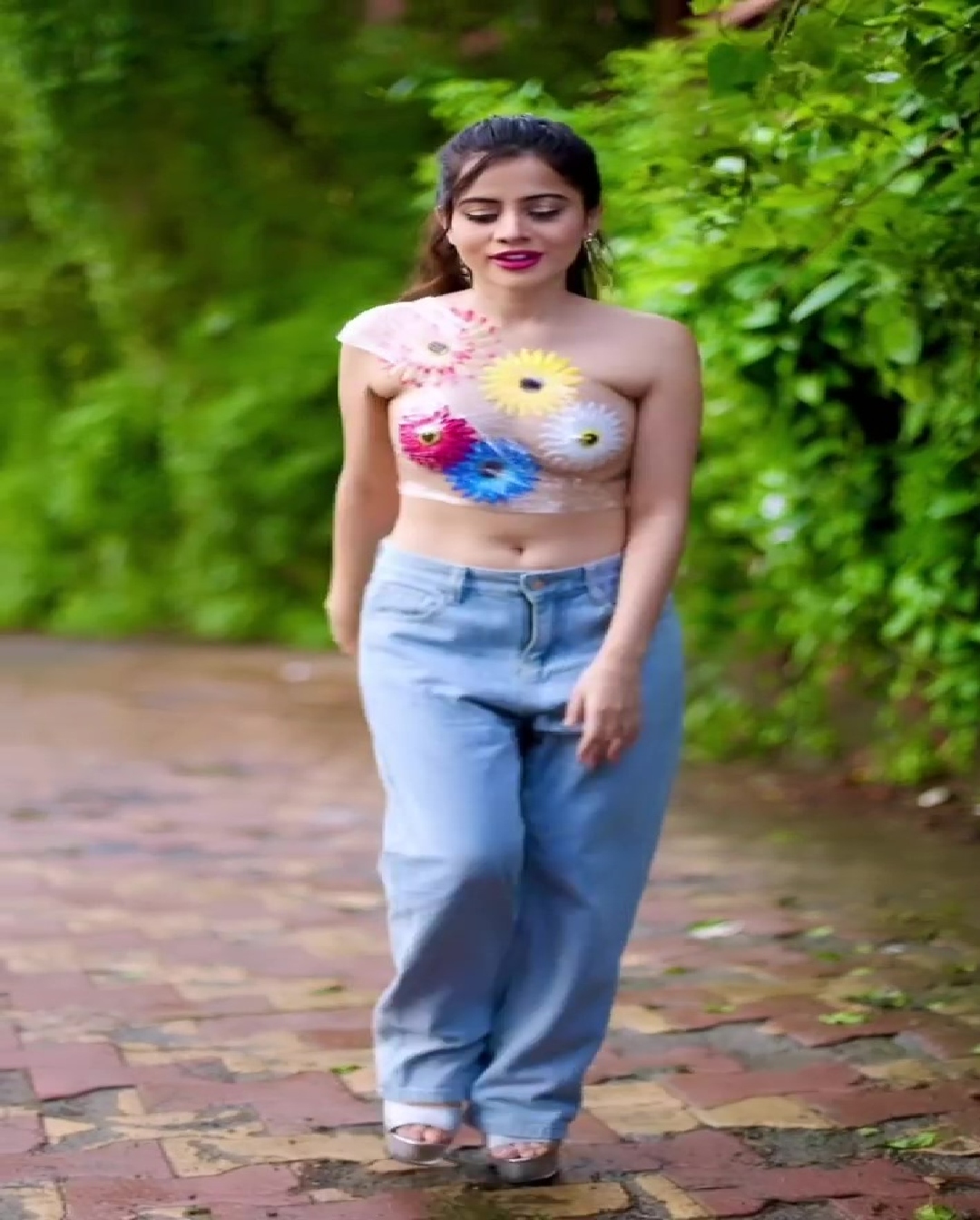 Urfi Javed ने ट्रांसपेरेंट प्लास्टिक और फूलों में दिखाई अपनी हॉटनेस, फैंस बोले- फूल की भी क्या जरूरत थी