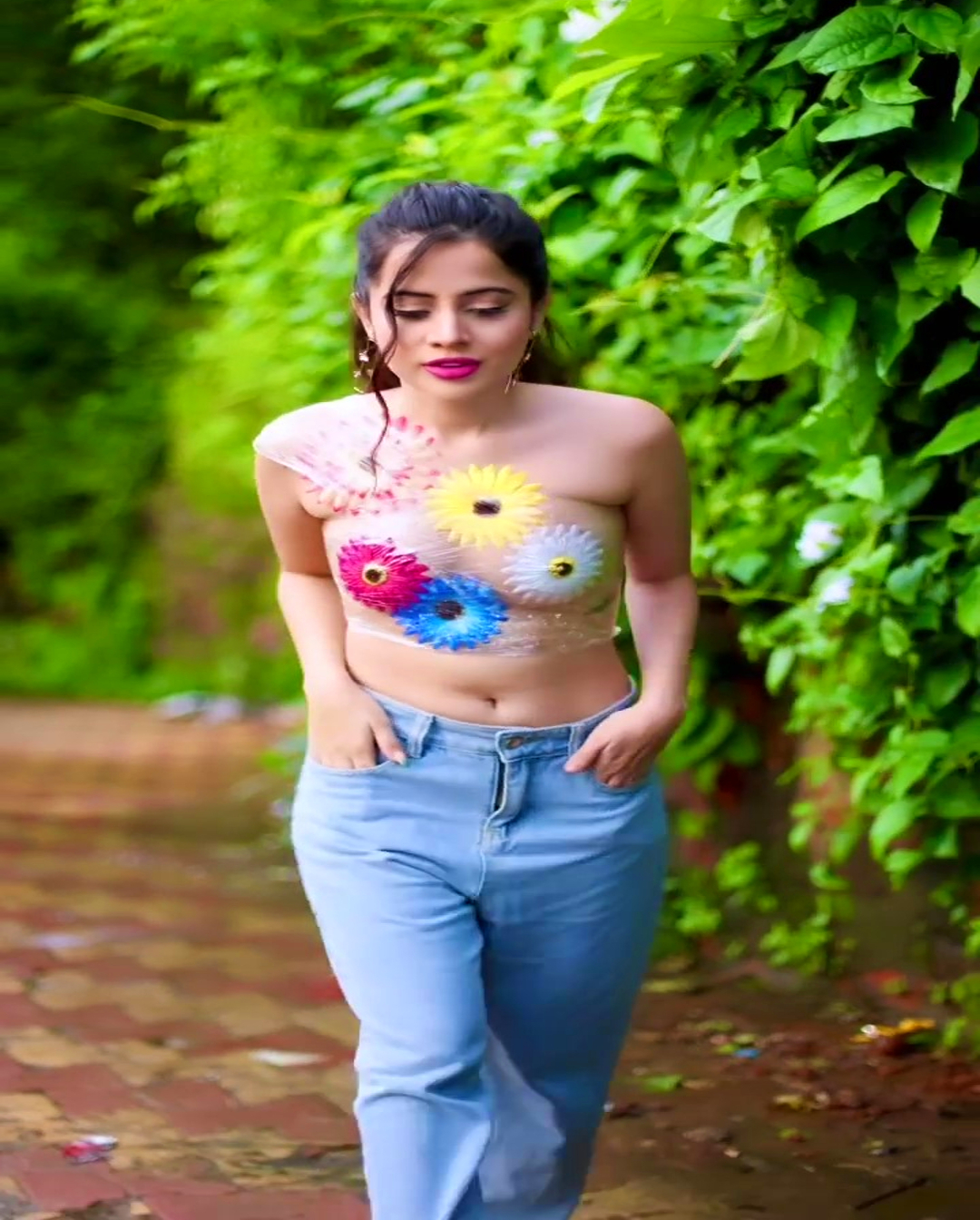 Urfi Javed ने ट्रांसपेरेंट प्लास्टिक और फूलों में दिखाई अपनी हॉटनेस, फैंस बोले- फूल की भी क्या जरूरत थी