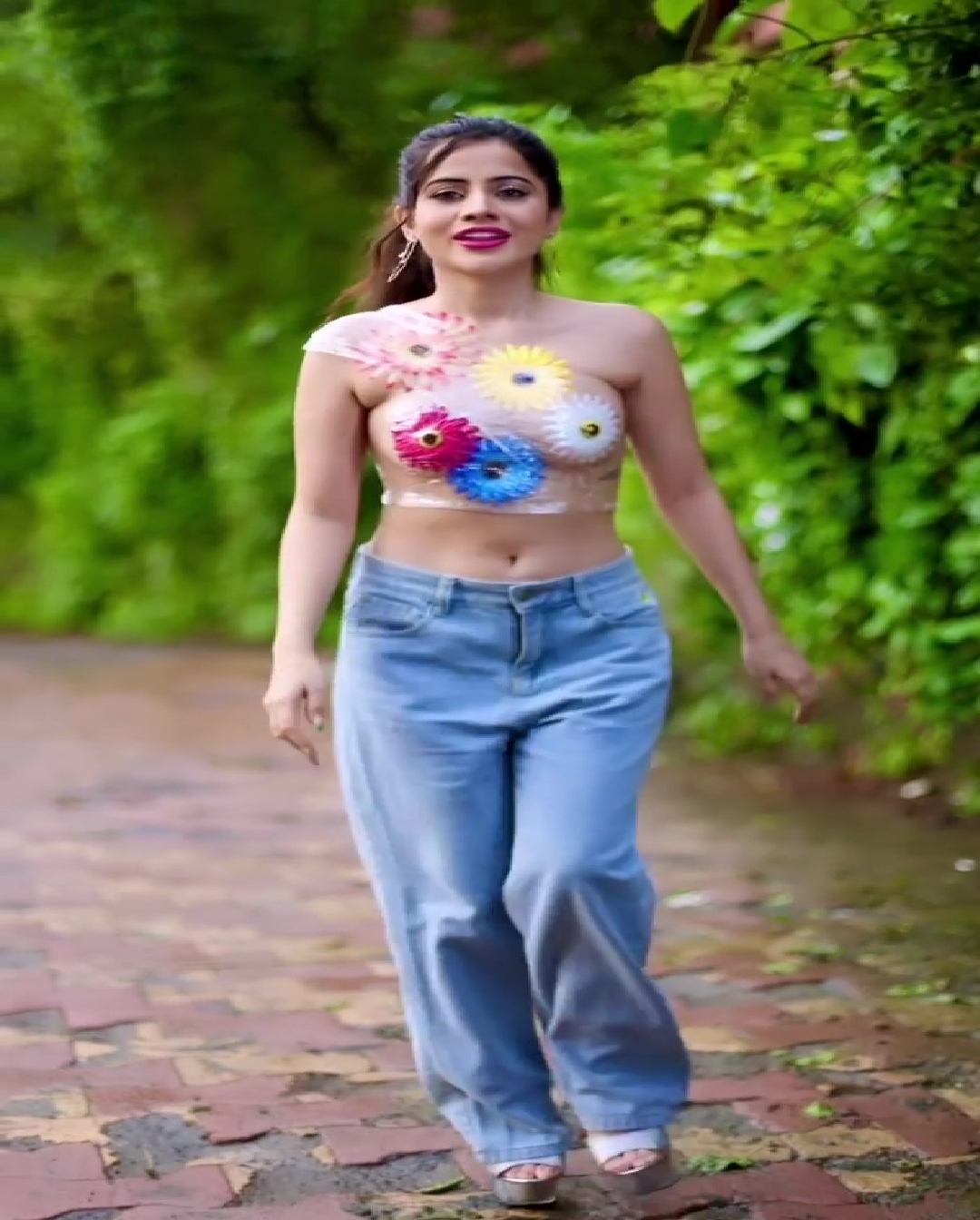 Urfi Javed ने ट्रांसपेरेंट प्लास्टिक और फूलों में दिखाई अपनी हॉटनेस, फैंस बोले- फूल की भी क्या जरूरत थी