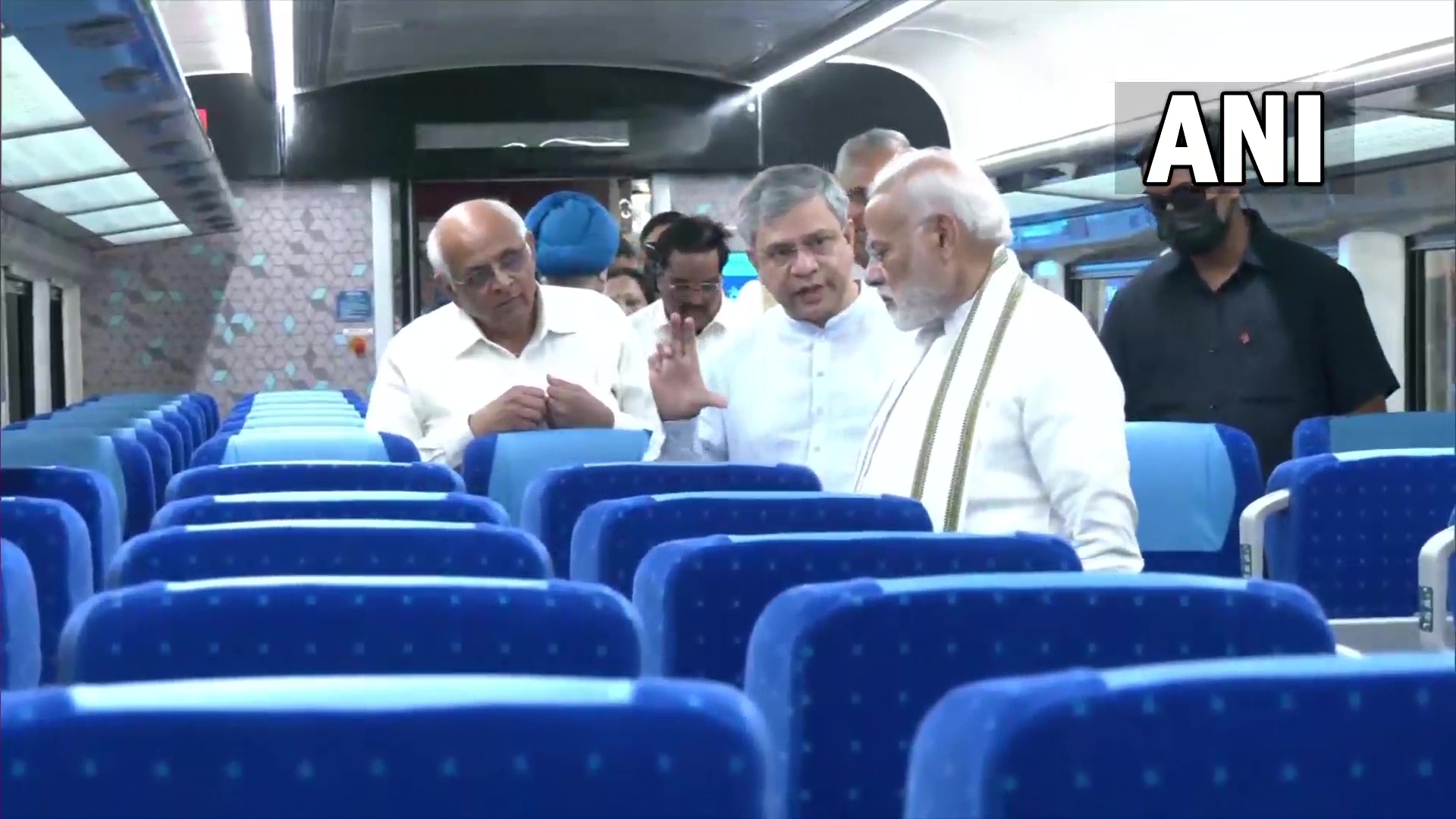 Vande Bharat Inauguration: देश को मिली तीसरी हाईटेक 'वंदे भारत ट्रेन',  पीएम मोदी ने किया सफर, जानिए खासियत