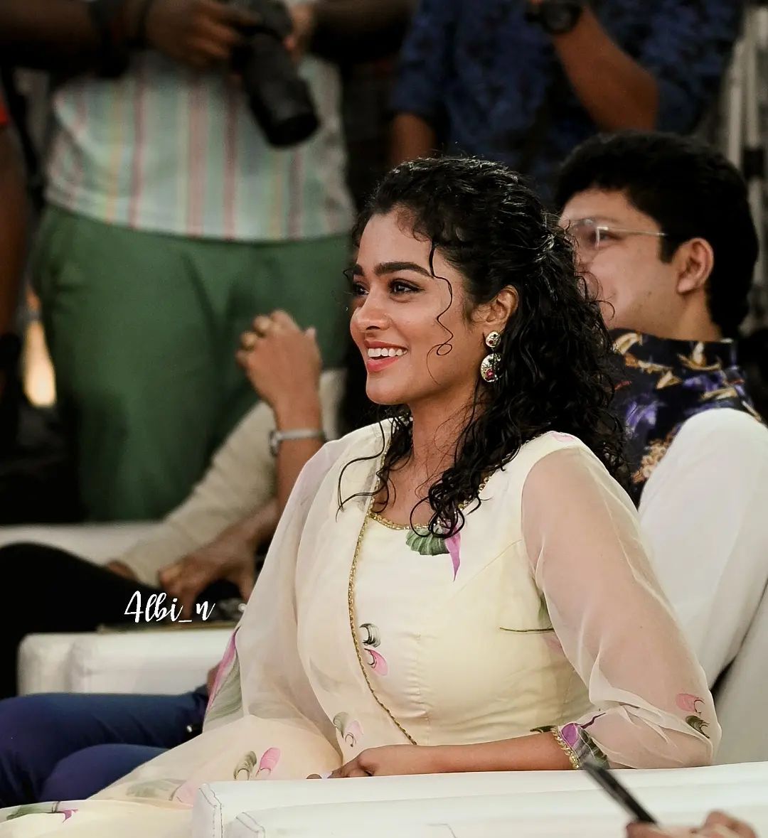 കലക്കൻ ഫോട്ടോഷൂട്ടുമായി ഗായത്രി... സ്റ്റൈലൻ ലുക്കിൽ തിളങ്ങി ചാക്കോച്ചന്റെ നായിക