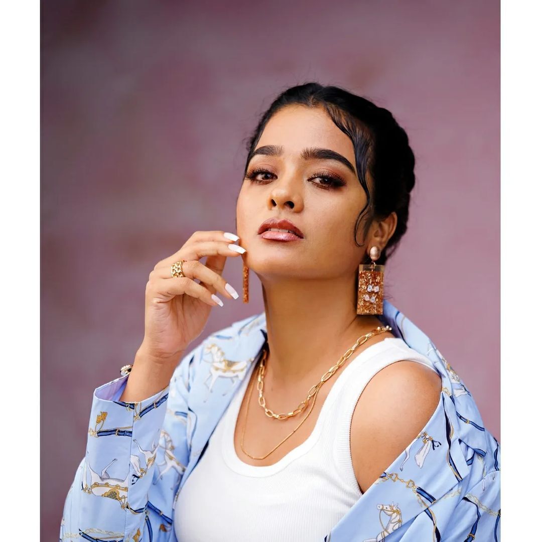 കലക്കൻ ഫോട്ടോഷൂട്ടുമായി ഗായത്രി... സ്റ്റൈലൻ ലുക്കിൽ തിളങ്ങി ചാക്കോച്ചന്റെ നായിക