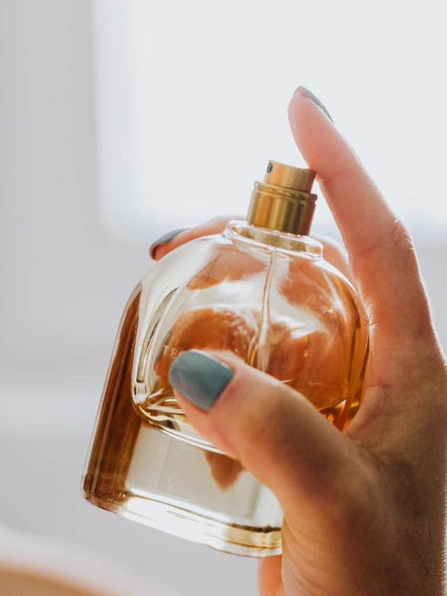 പെര്‍ഫ്യൂമിന്റെ ഗന്ധം മണിക്കൂറുകള്‍ നീണ്ടുനില്‍ക്കണോ... ഇതാ ചില പൊടിക്കൈകള്‍