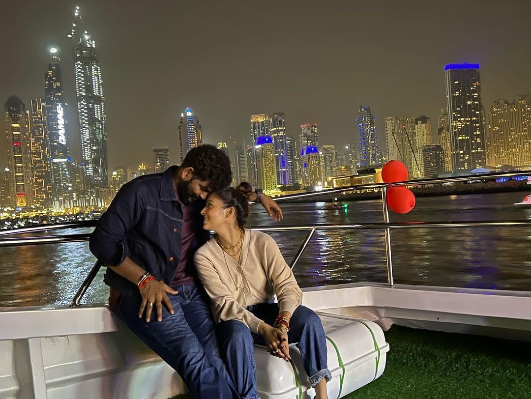 ഇതാ ഞങ്ങളുടെ ഉയിരും ഉലകവും; അമ്മയായി നയന്‍സ്, ഇരട്ടക്കുട്ടികളെന്ന് വിക്കി, ക്യൂട്ടാണെന്ന് ആരാധകര്‍