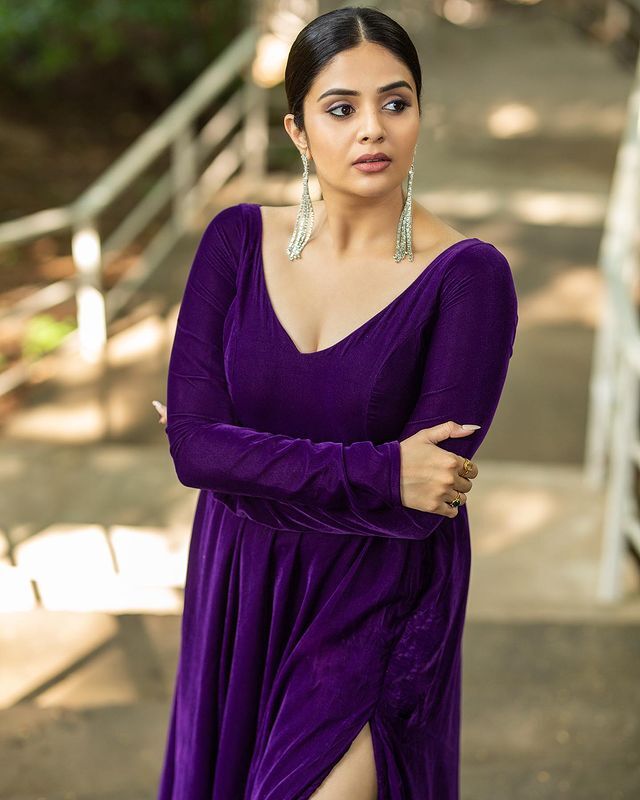  అందాల ప్రదర్శనతో టెంప్ట్ చేస్తున్న శ్రీముఖి