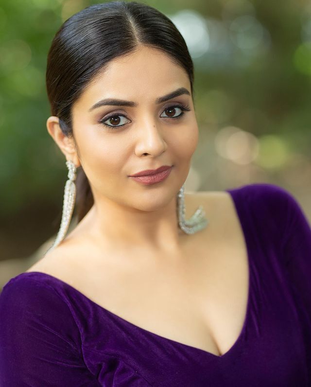  అందాల ప్రదర్శనతో టెంప్ట్ చేస్తున్న శ్రీముఖి