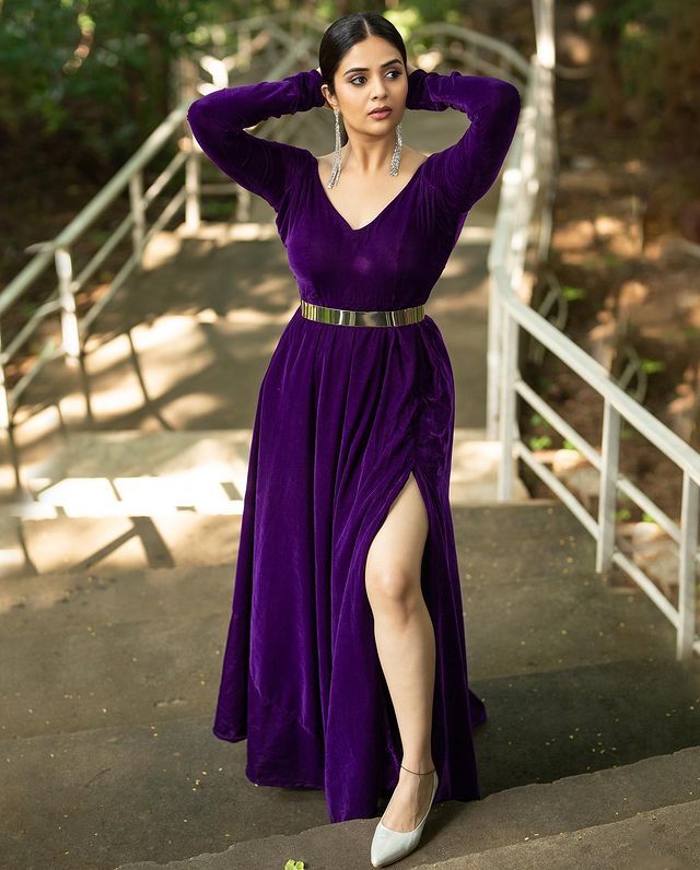  అందాల ప్రదర్శనతో టెంప్ట్ చేస్తున్న శ్రీముఖి