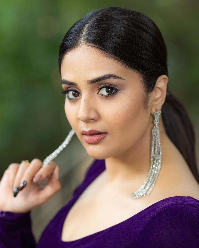  అందాల ప్రదర్శనతో టెంప్ట్ చేస్తున్న శ్రీముఖి