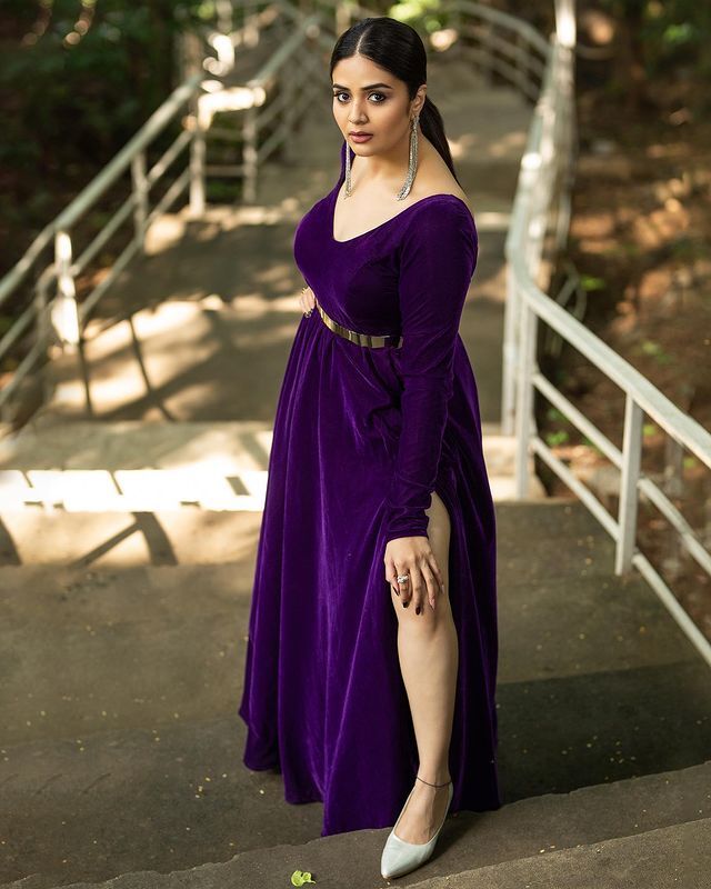  అందాల ప్రదర్శనతో టెంప్ట్ చేస్తున్న శ్రీముఖి