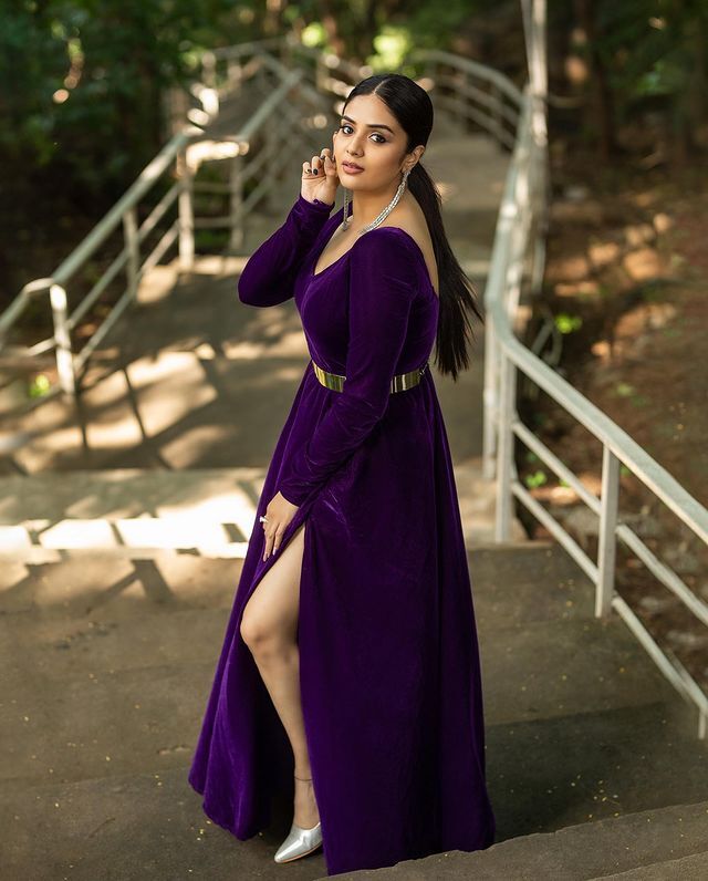  అందాల ప్రదర్శనతో టెంప్ట్ చేస్తున్న శ్రీముఖి