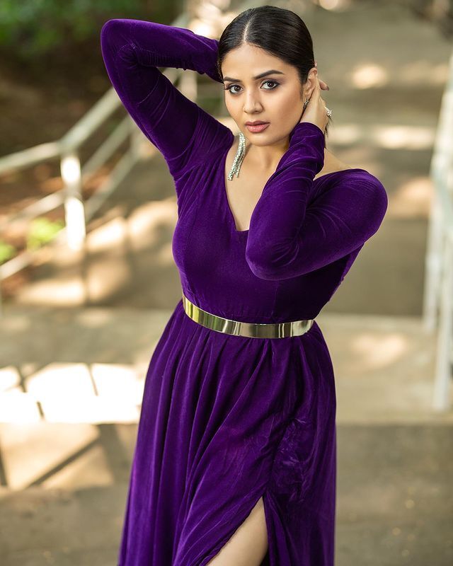  అందాల ప్రదర్శనతో టెంప్ట్ చేస్తున్న శ్రీముఖి