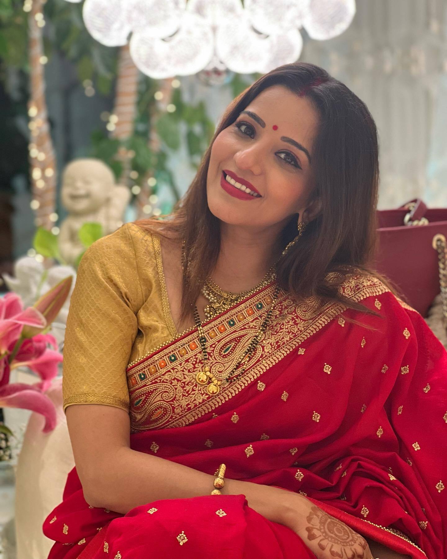 লাল শাড়িতে অসাধারণ সুন্দরী হয়ে উঠেছেন মোনালিসা, দেখুন অভিনেত্রীর লাস্যময়ী ছবি 
