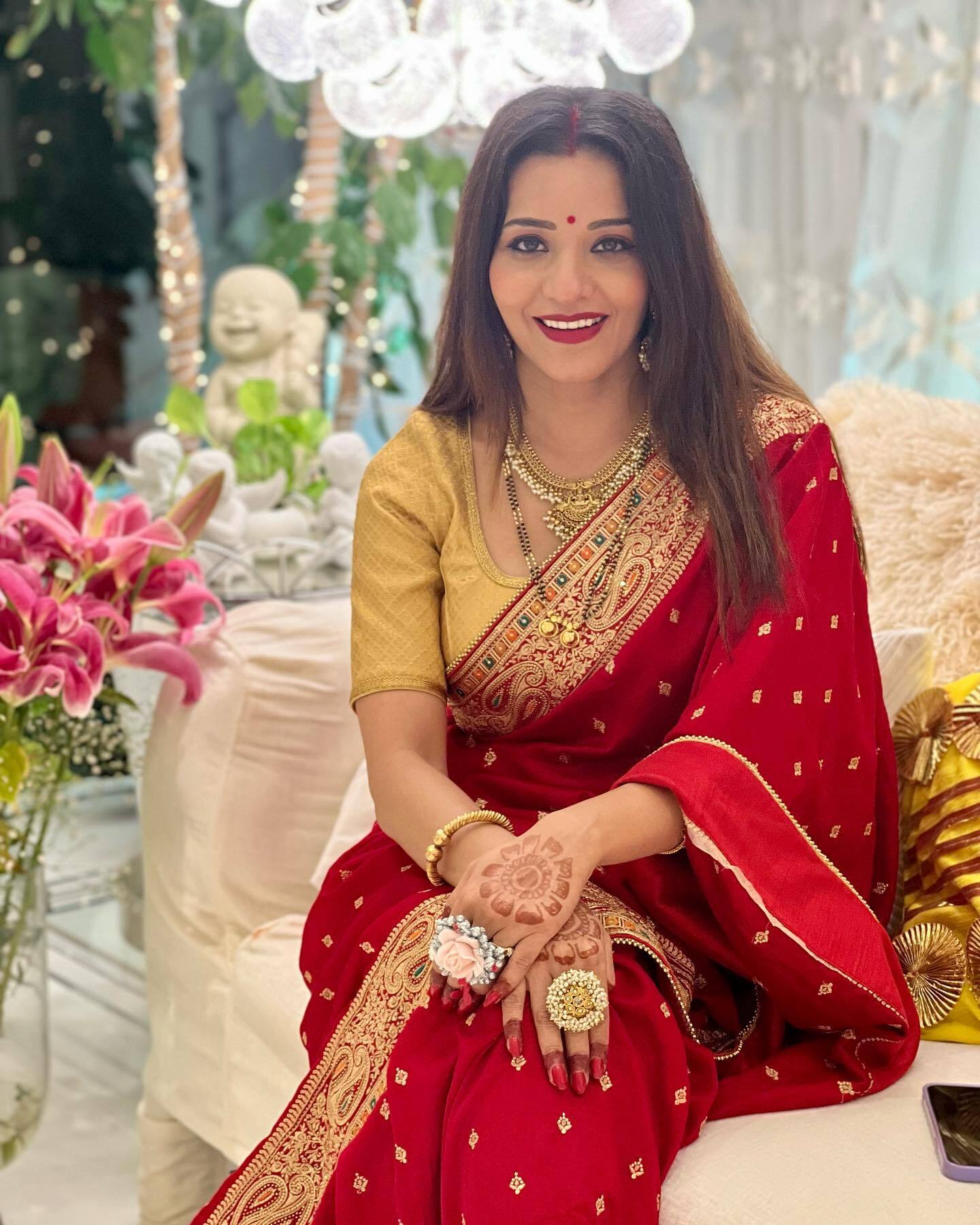 লাল শাড়িতে অসাধারণ সুন্দরী হয়ে উঠেছেন মোনালিসা, দেখুন অভিনেত্রীর লাস্যময়ী ছবি 