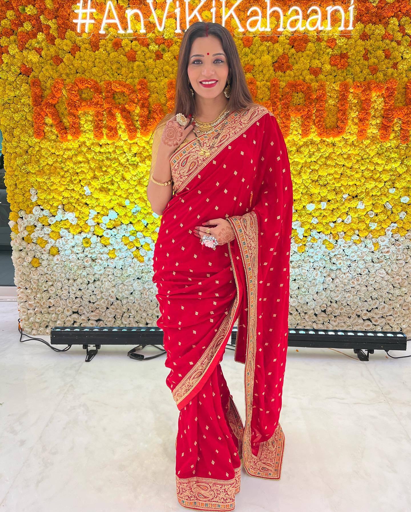 লাল শাড়িতে অসাধারণ সুন্দরী হয়ে উঠেছেন মোনালিসা, দেখুন অভিনেত্রীর লাস্যময়ী ছবি 