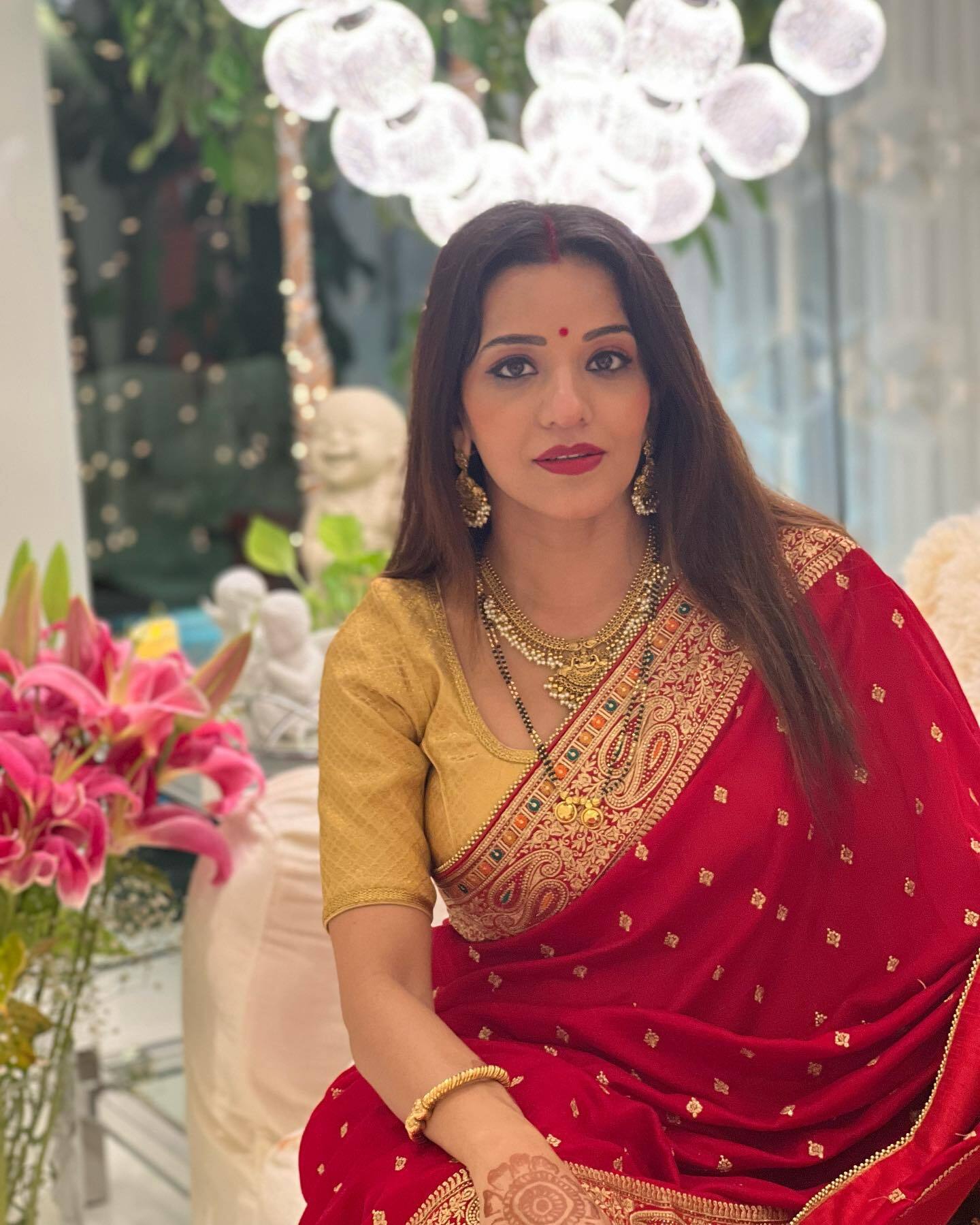 লাল শাড়িতে অসাধারণ সুন্দরী হয়ে উঠেছেন মোনালিসা, দেখুন অভিনেত্রীর লাস্যময়ী ছবি 