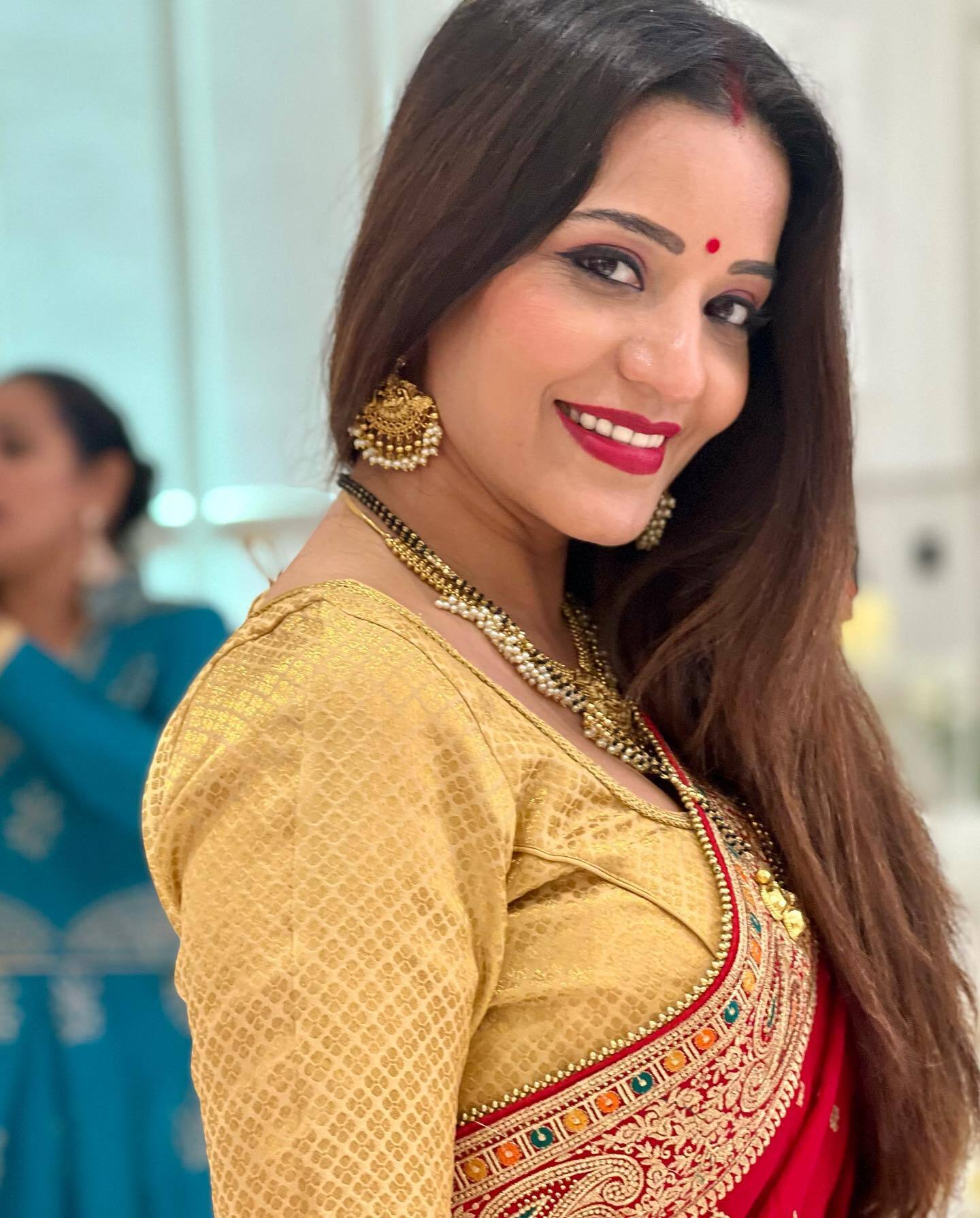 লাল শাড়িতে অসাধারণ সুন্দরী হয়ে উঠেছেন মোনালিসা, দেখুন অভিনেত্রীর লাস্যময়ী ছবি 