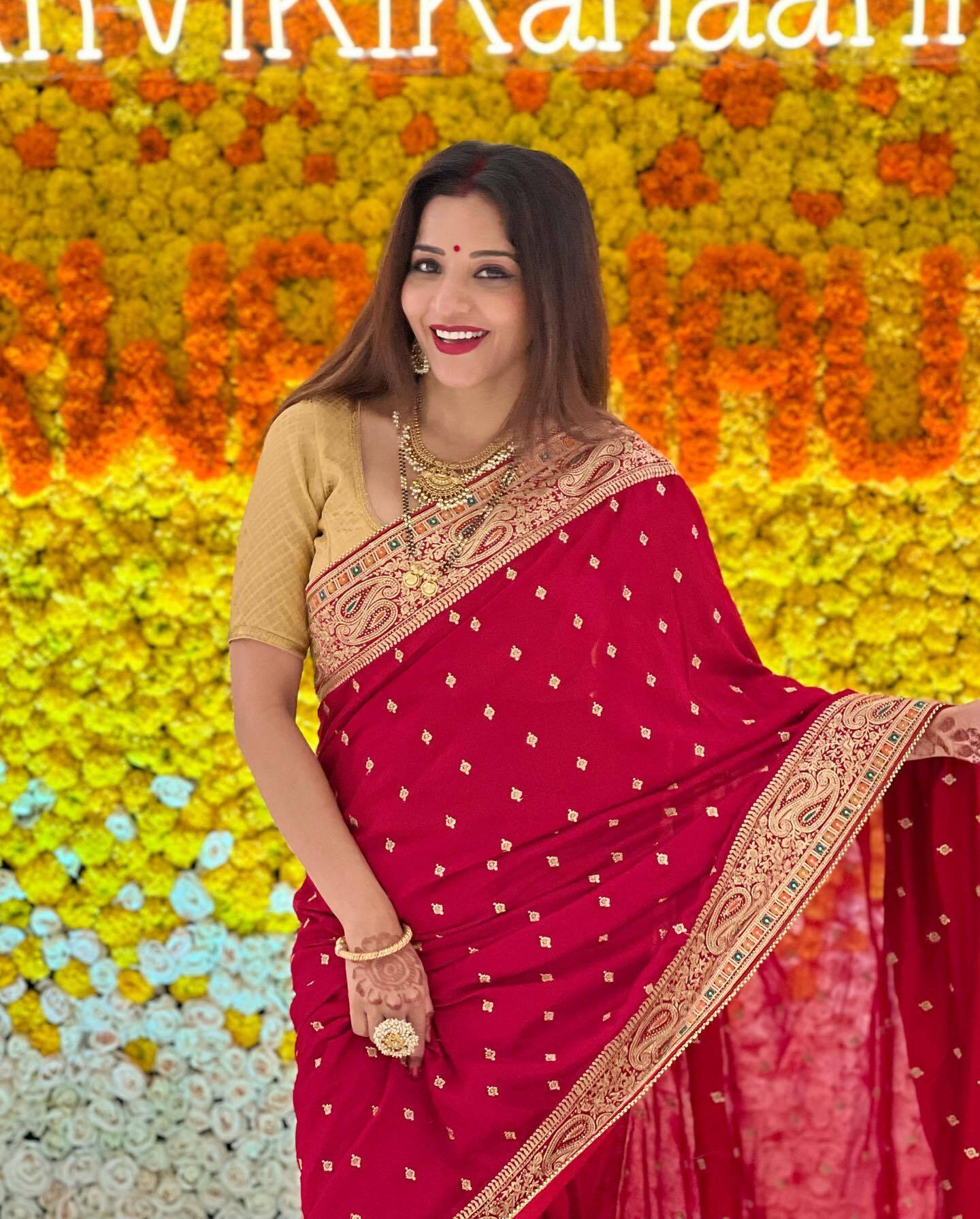 লাল শাড়িতে অসাধারণ সুন্দরী হয়ে উঠেছেন মোনালিসা, দেখুন অভিনেত্রীর লাস্যময়ী ছবি 