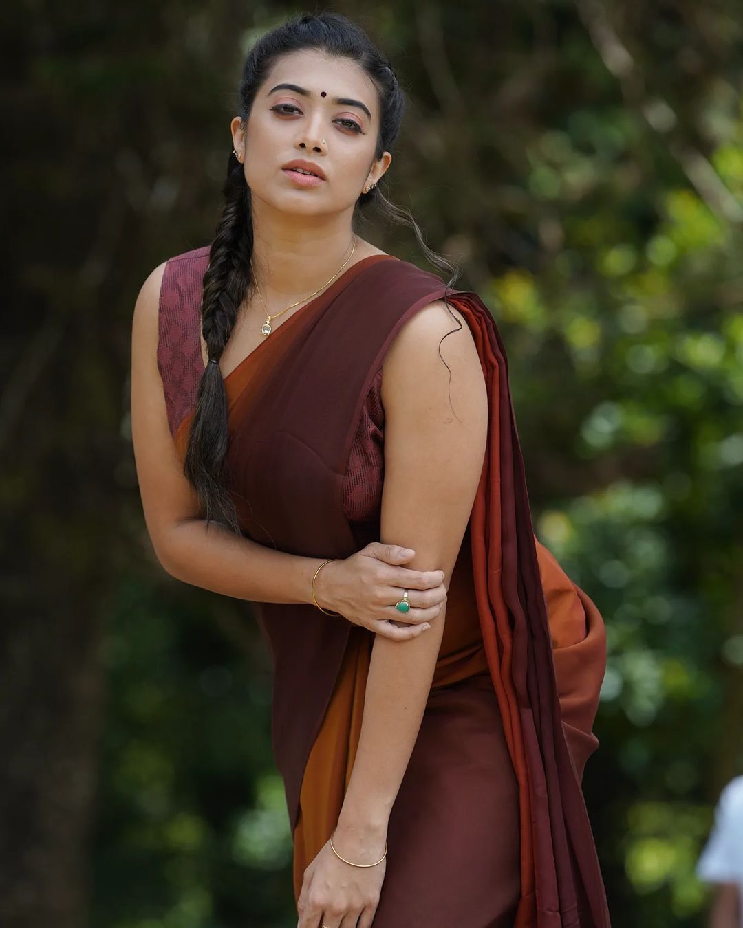 Madhuri Braganza: റെഡിൽ ഗ്ലാമറസായി മാധുരി... വരാൽ നായികയുടെ സ്റ്റൈലൻ ലുക്ക് ഏറ്റെടുത്ത് ആരാധകർ