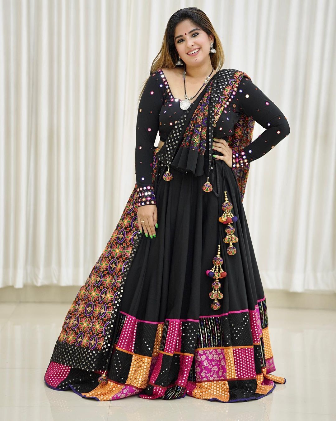 Aparna Thomas: കേക്കും വൈനും, വിദേശ ലുക്കാണല്ലോ? ആരാധകരെ ഞെട്ടിച്ചു നടി അപർണ തോമസ്, ചിത്രങ്ങൾ കാണാം.