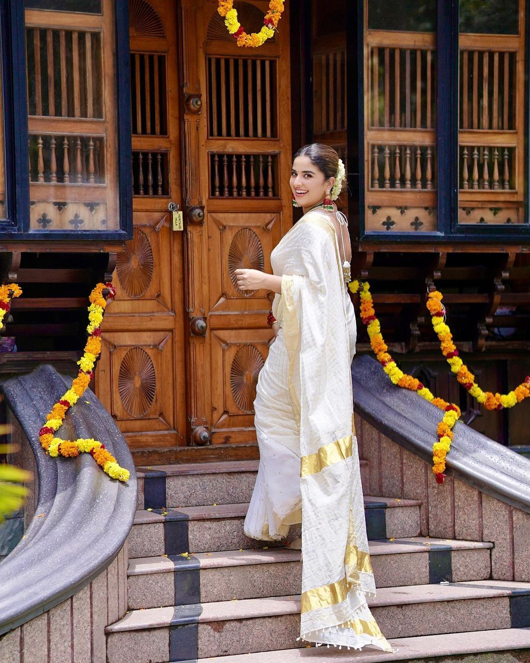 Aparna Thomas: കേക്കും വൈനും, വിദേശ ലുക്കാണല്ലോ? ആരാധകരെ ഞെട്ടിച്ചു നടി അപർണ തോമസ്, ചിത്രങ്ങൾ കാണാം.