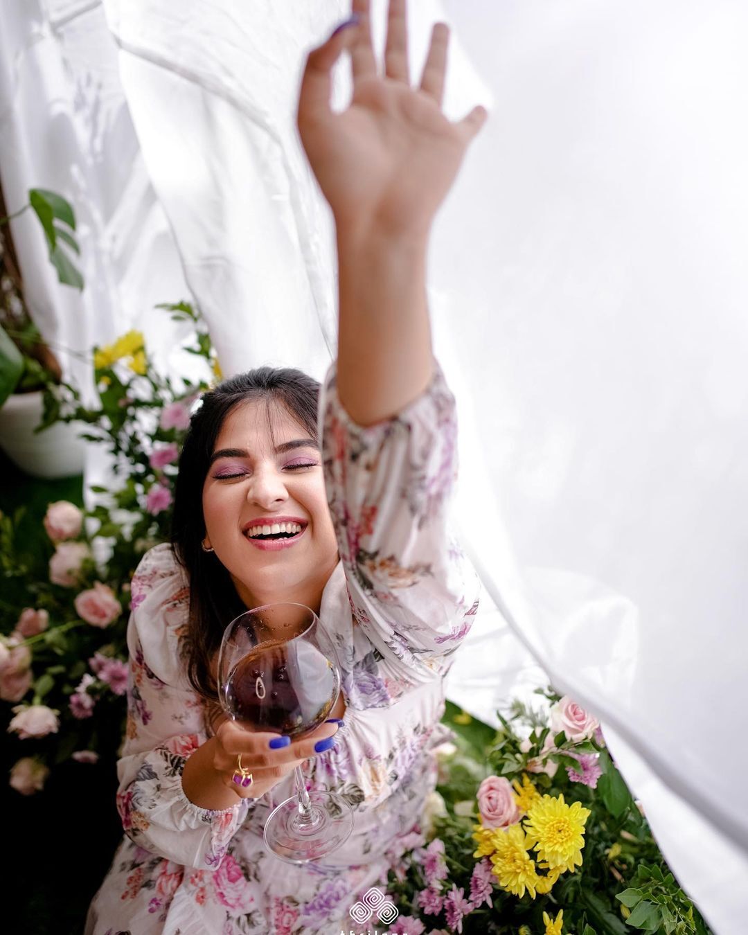 Aparna Thomas: കേക്കും വൈനും, വിദേശ ലുക്കാണല്ലോ? ആരാധകരെ ഞെട്ടിച്ചു നടി അപർണ തോമസ്, ചിത്രങ്ങൾ കാണാം.