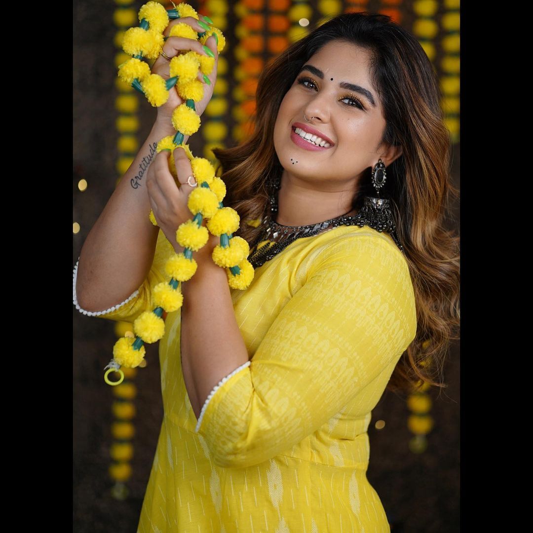 Aparna Thomas: കേക്കും വൈനും, വിദേശ ലുക്കാണല്ലോ? ആരാധകരെ ഞെട്ടിച്ചു നടി അപർണ തോമസ്, ചിത്രങ്ങൾ കാണാം.