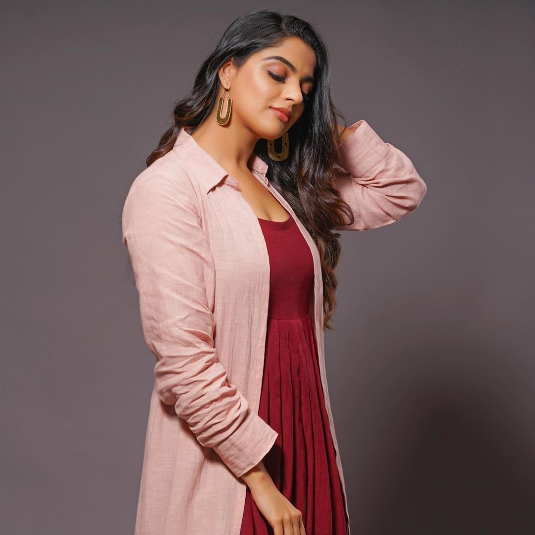 Nikhila Vimal: സിംപിൾ സുന്ദരിയായി നിഖില വിമൽ... കൊച്ചിയിൽ തരംഗമായി നടി, ചിത്രങ്ങൾ കാണാം