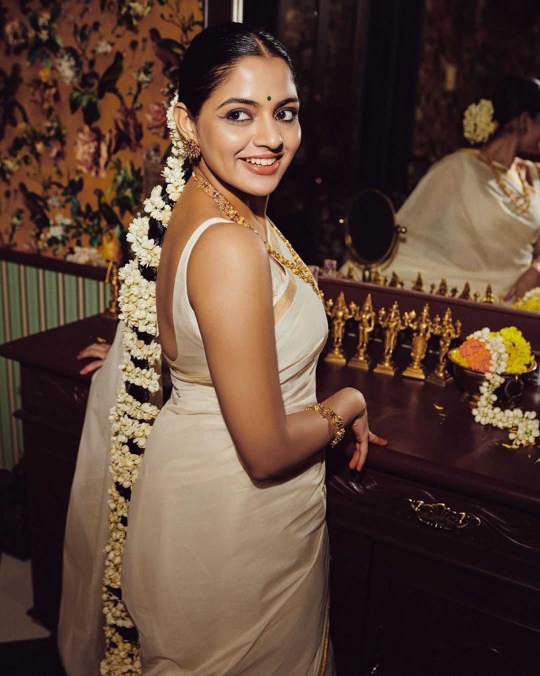 Nikhila Vimal: സിംപിൾ സുന്ദരിയായി നിഖില വിമൽ... കൊച്ചിയിൽ തരംഗമായി നടി, ചിത്രങ്ങൾ കാണാം