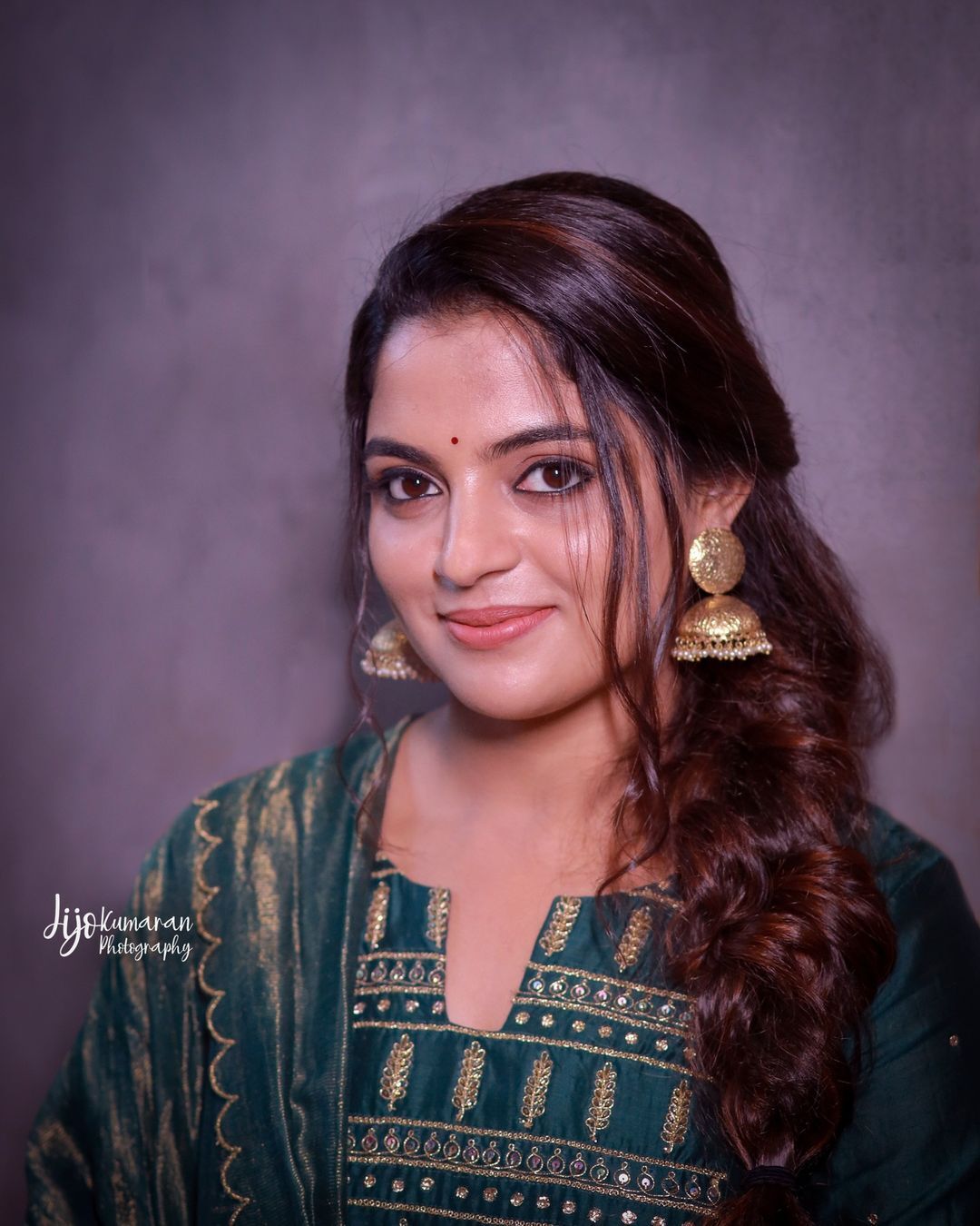 Nikhila Vimal: സിംപിൾ സുന്ദരിയായി നിഖില വിമൽ... കൊച്ചിയിൽ തരംഗമായി നടി, ചിത്രങ്ങൾ കാണാം