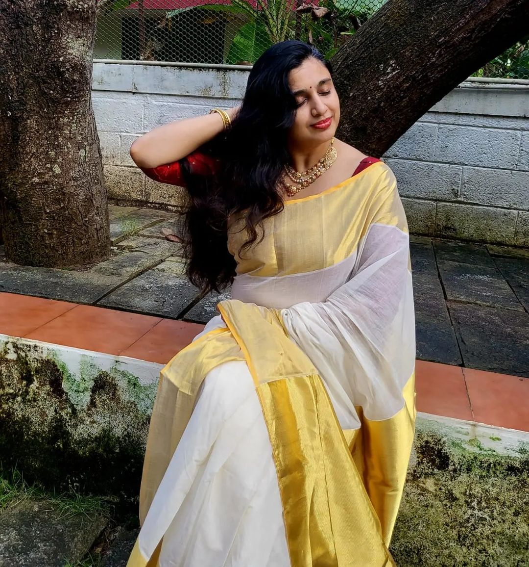 Samyuktha Varma: തിരിച്ചു വരവാണോ? സംയുക്ത വർമ്മയുടെ ട്രെഡീഷണൽ ലുക്ക് ഏറ്റെടുത്ത് മലയാളികൾ, ചിത്രങ്ങൾ കാണാം