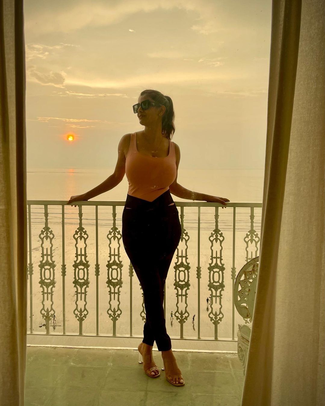 Anveshi Jain Pics: अन्वेषी जैन के फिगर को देखकर लट्टू हुए फैंस, बोले- अब कब करोगी 'गंदी बात'
