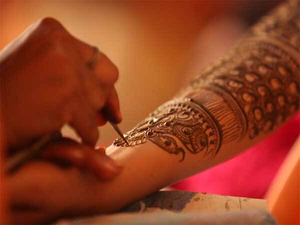 Mehandi- മെഹന്തിയ്ക്ക് നിറം കൂട്ടണോ..? ഇതാ ചില പൊടിക്കൈകള്‍
