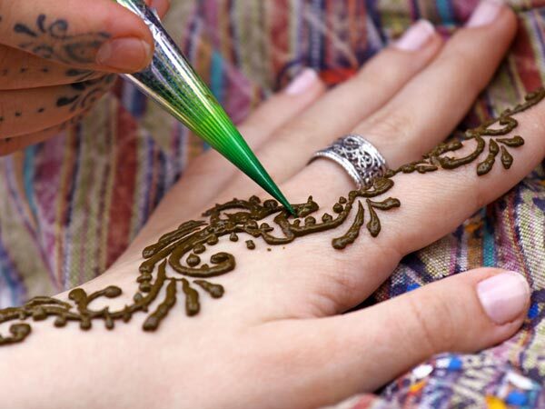 Mehandi- മെഹന്തിയ്ക്ക് നിറം കൂട്ടണോ..? ഇതാ ചില പൊടിക്കൈകള്‍