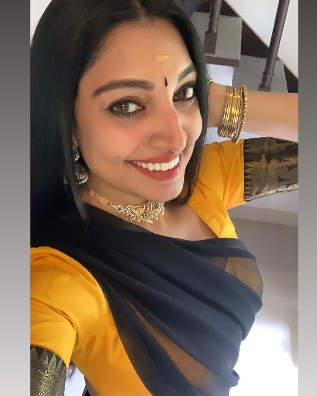 Manthra Rithu Manthra: ബ്ലാക്കിൽ പുത്തൻ ഭാവങ്ങളുമായി ഋതു മന്ത്ര... ബിഗ് ബോസ് ...