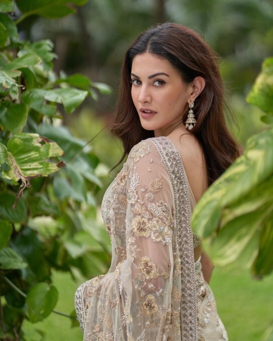 Bollywood Actress Aamyra Dastur Looks Stunning In Blue Lahenga Choli