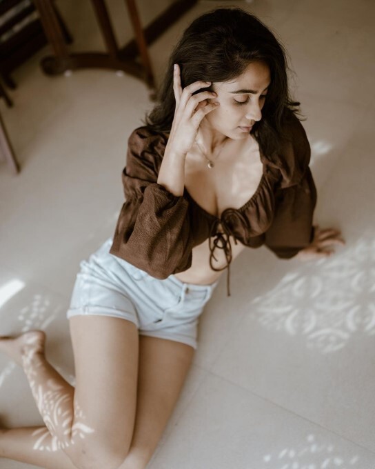 Bollywood Actress Deepti Sati Set Internet On Fire With Latest Photos